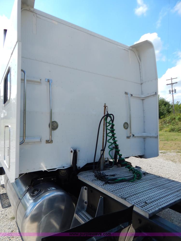 image for item B5879 2003 Peterbilt 379 semi truck