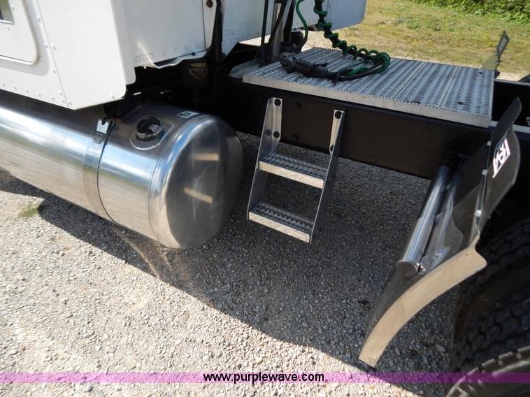 image for item B5879 2003 Peterbilt 379 semi truck