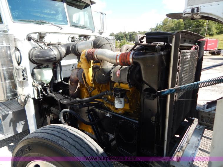 image for item B5879 2003 Peterbilt 379 semi truck