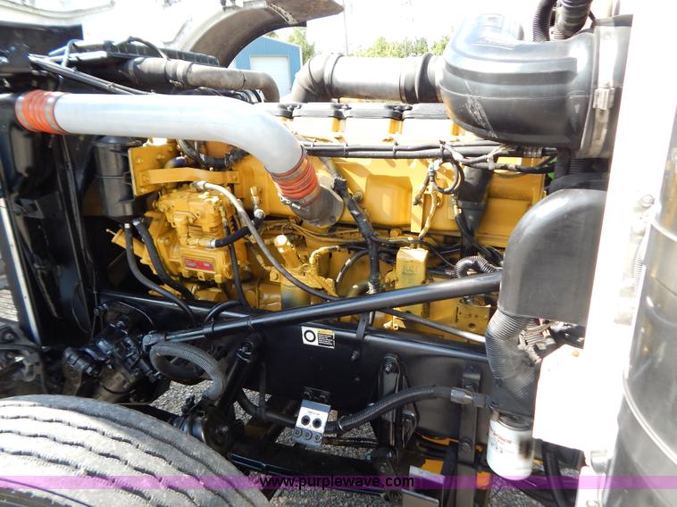 image for item B5879 2003 Peterbilt 379 semi truck