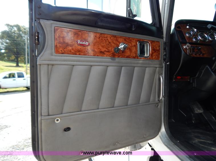image for item B5879 2003 Peterbilt 379 semi truck