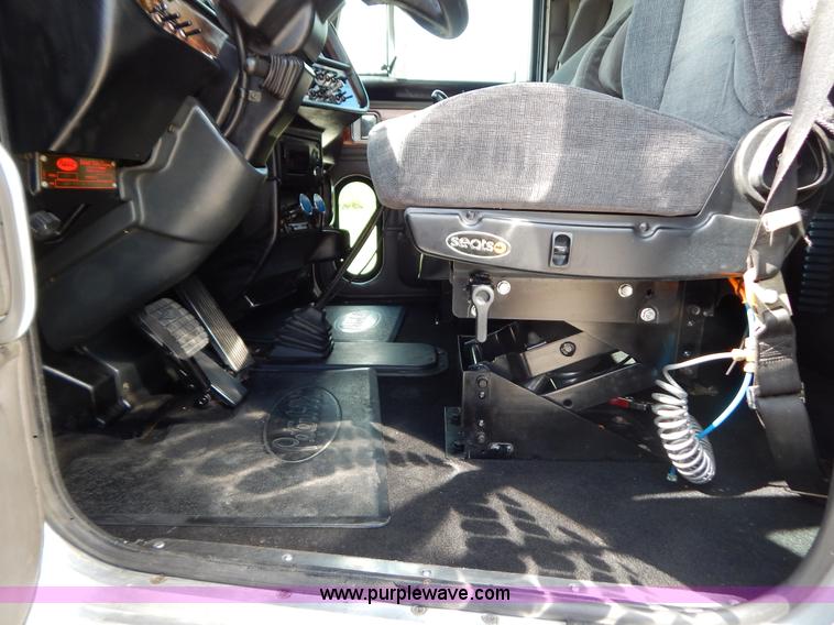 image for item B5879 2003 Peterbilt 379 semi truck
