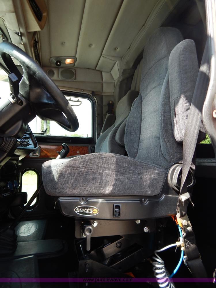 image for item B5879 2003 Peterbilt 379 semi truck