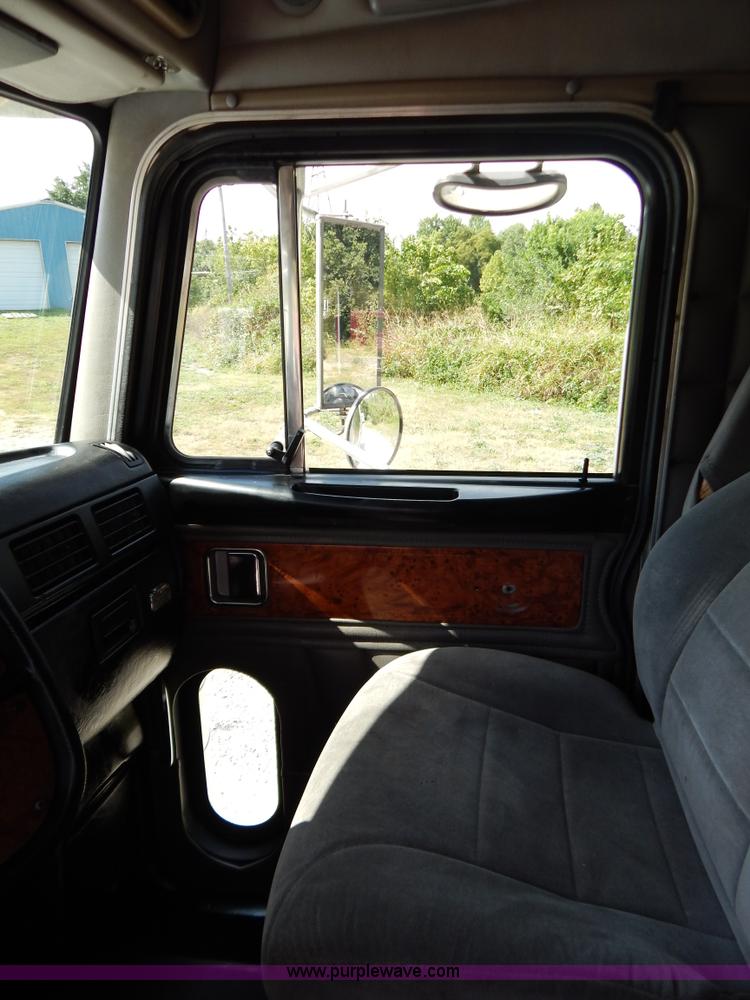 image for item B5879 2003 Peterbilt 379 semi truck