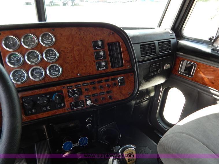 image for item B5879 2003 Peterbilt 379 semi truck