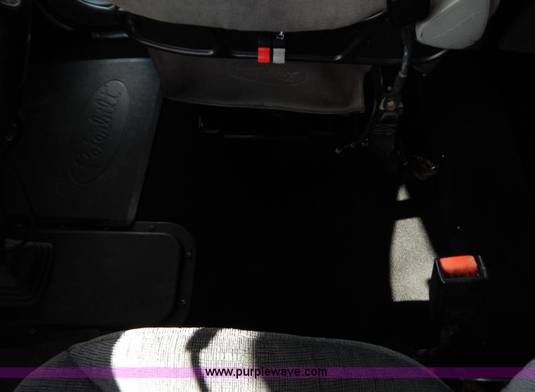 image for item B5879 2003 Peterbilt 379 semi truck