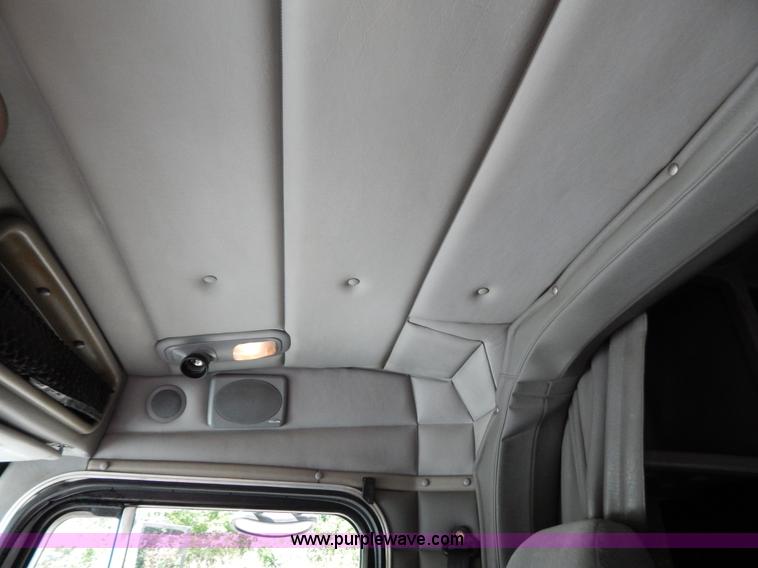 image for item B5879 2003 Peterbilt 379 semi truck