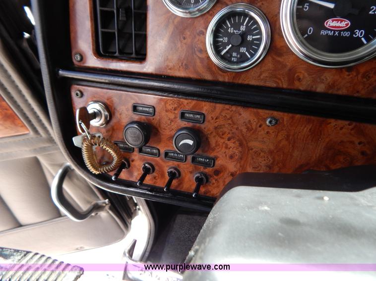 image for item B5879 2003 Peterbilt 379 semi truck