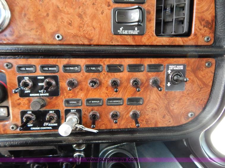 image for item B5879 2003 Peterbilt 379 semi truck