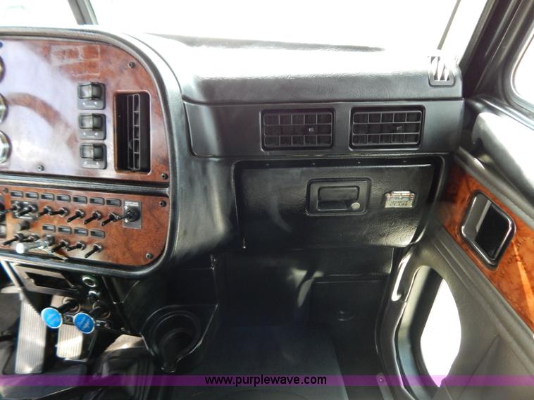 image for item B5879 2003 Peterbilt 379 semi truck