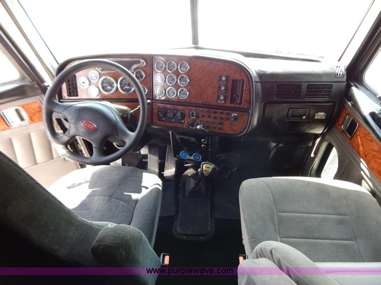 image for item B5879 2003 Peterbilt 379 semi truck