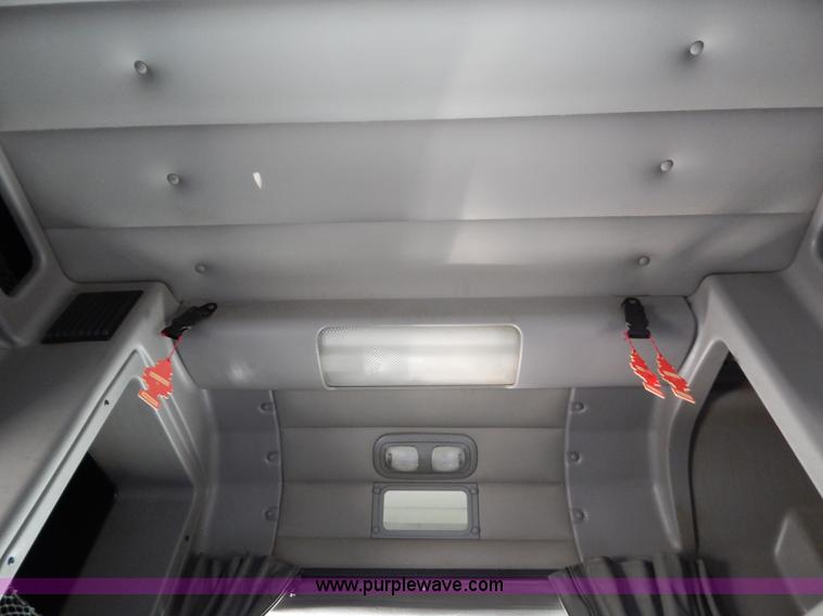 image for item B5879 2003 Peterbilt 379 semi truck