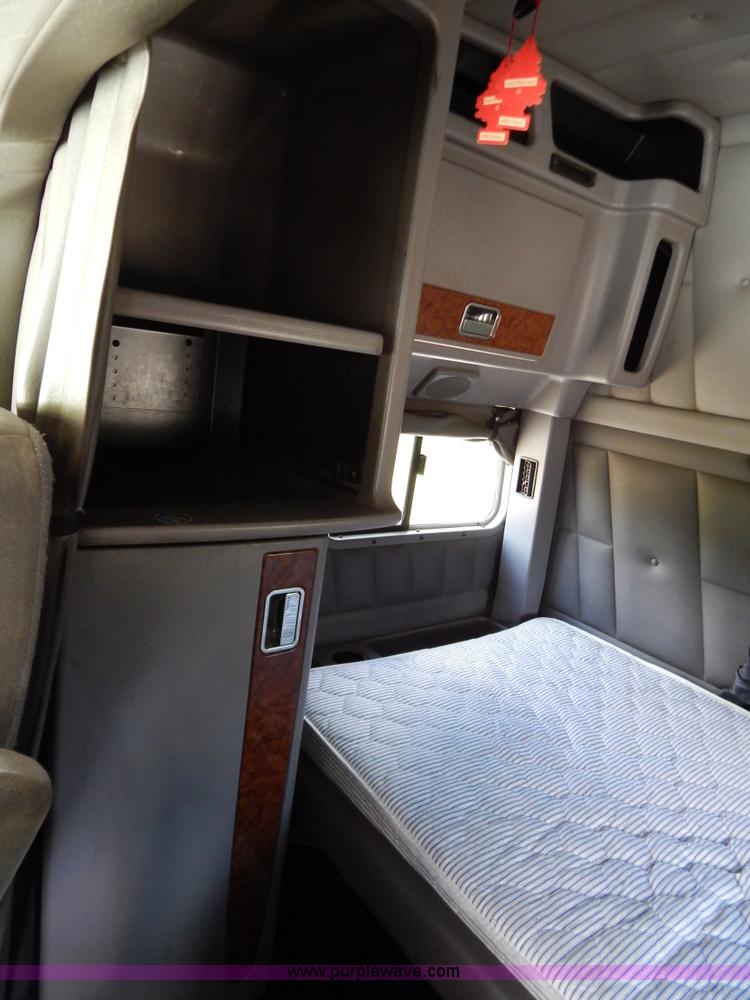 image for item B5879 2003 Peterbilt 379 semi truck