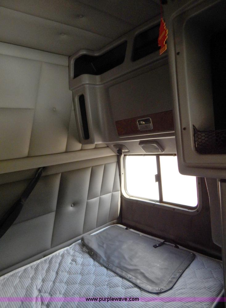 image for item B5879 2003 Peterbilt 379 semi truck