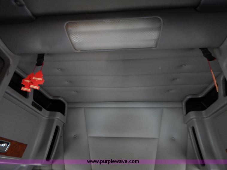 image for item B5879 2003 Peterbilt 379 semi truck