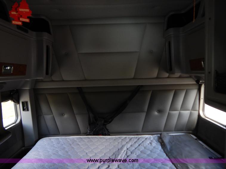 image for item B5879 2003 Peterbilt 379 semi truck