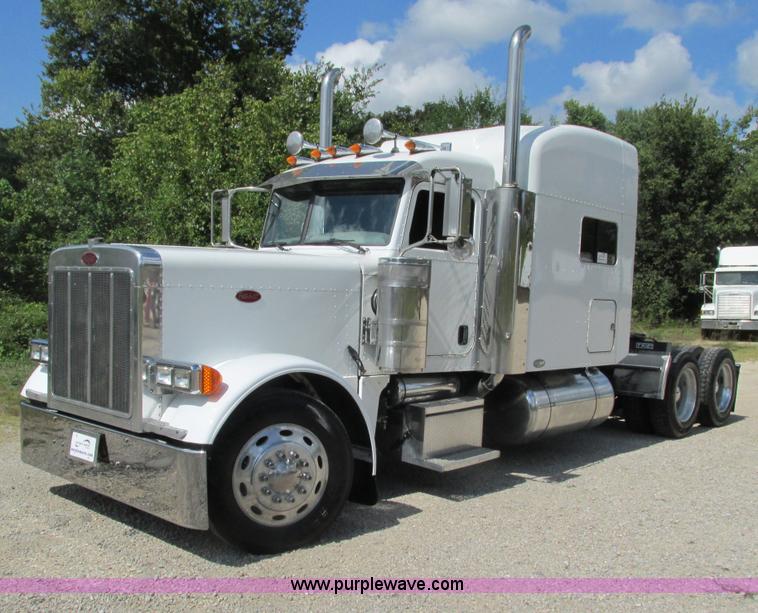 image for item B5880 2005 Peterbilt 379 semi truck
