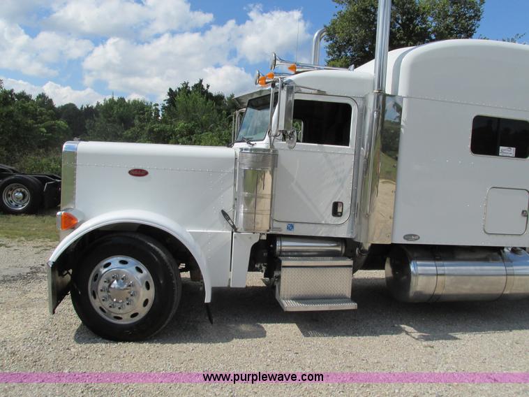 image for item B5880 2005 Peterbilt 379 semi truck