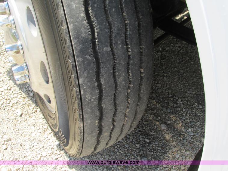 image for item B5880 2005 Peterbilt 379 semi truck