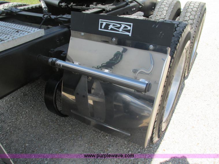 image for item B5880 2005 Peterbilt 379 semi truck