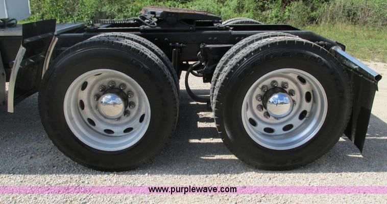 image for item B5880 2005 Peterbilt 379 semi truck