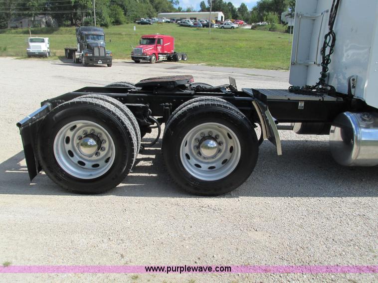 image for item B5880 2005 Peterbilt 379 semi truck