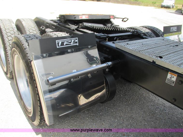 image for item B5880 2005 Peterbilt 379 semi truck