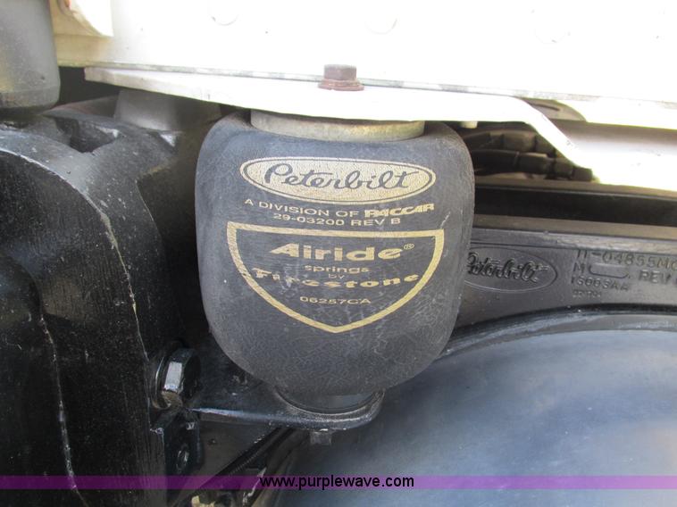 image for item B5880 2005 Peterbilt 379 semi truck