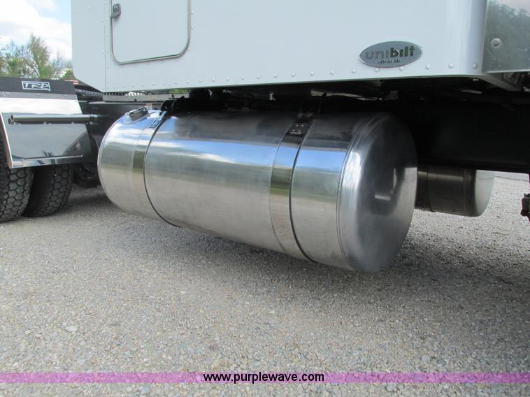 image for item B5880 2005 Peterbilt 379 semi truck