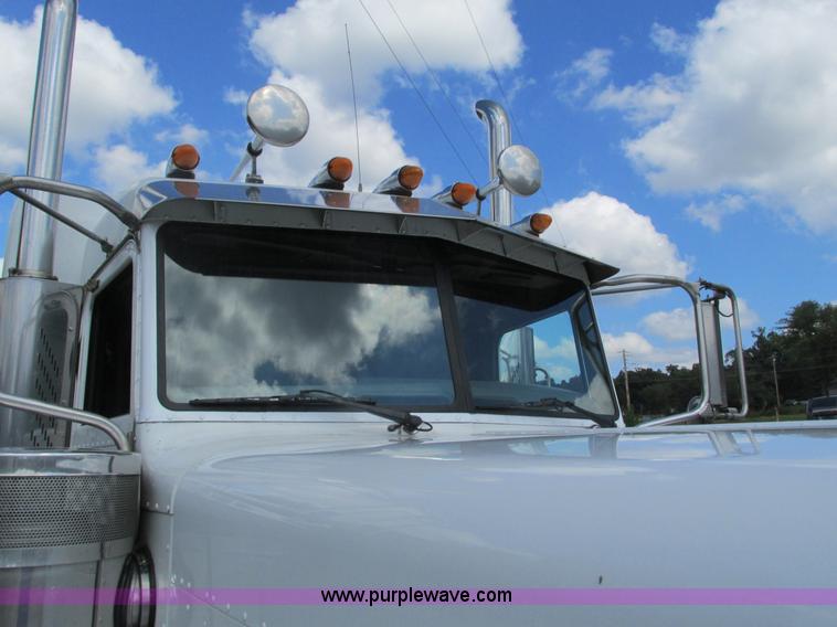 image for item B5880 2005 Peterbilt 379 semi truck