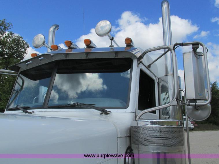 image for item B5880 2005 Peterbilt 379 semi truck
