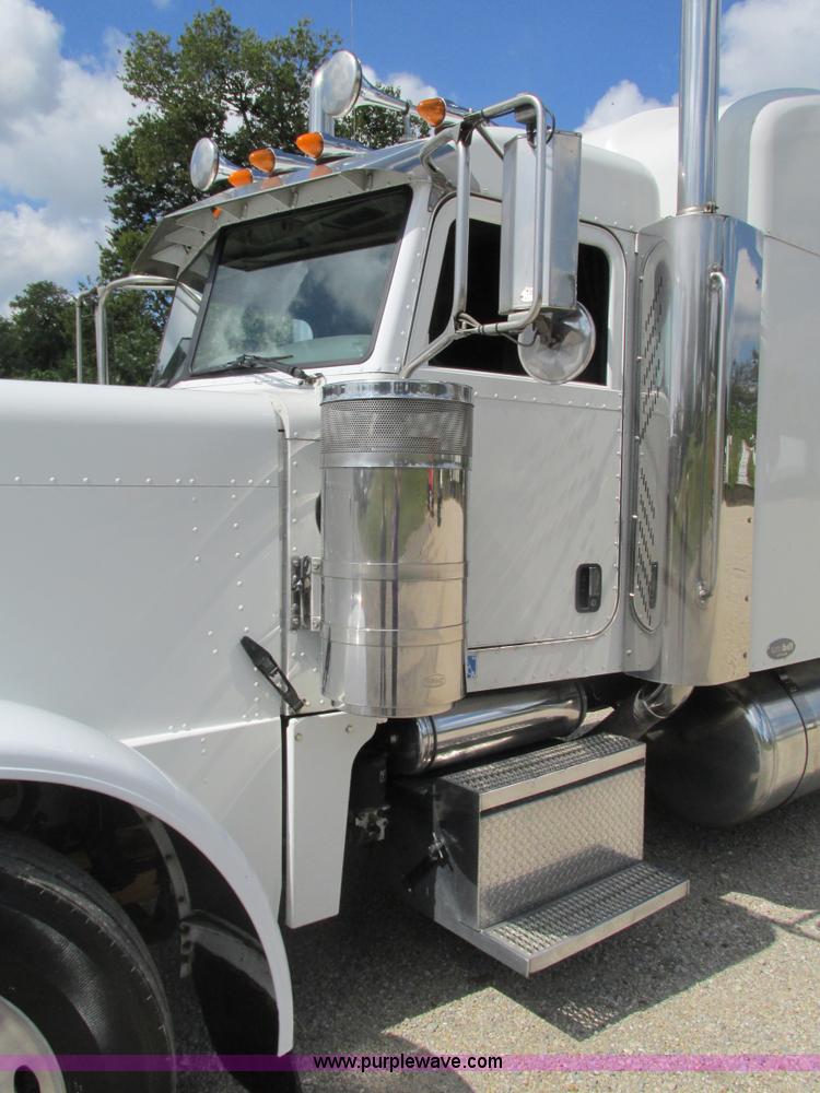 image for item B5880 2005 Peterbilt 379 semi truck
