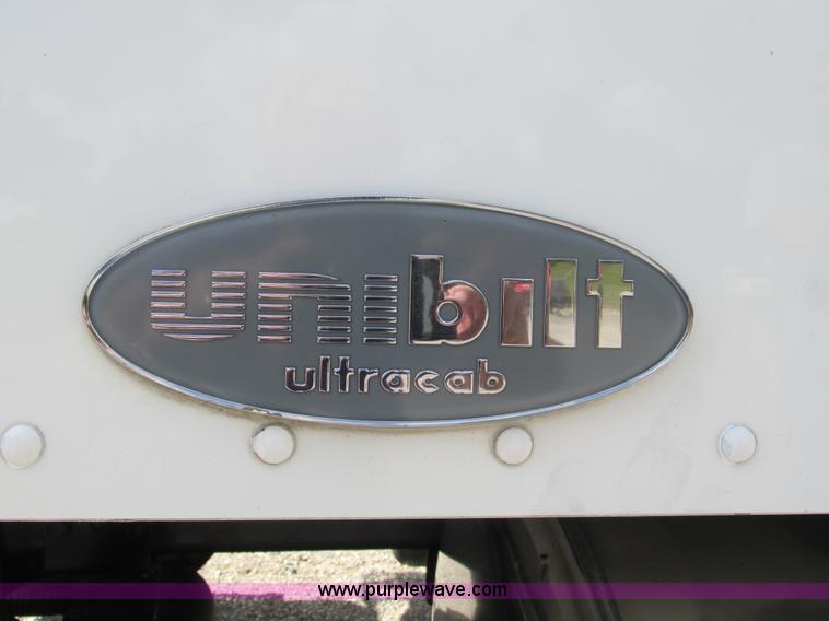 image for item B5880 2005 Peterbilt 379 semi truck