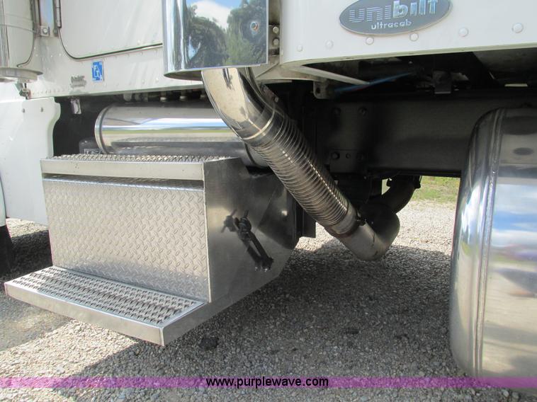 image for item B5880 2005 Peterbilt 379 semi truck