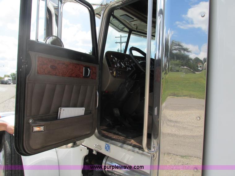 image for item B5880 2005 Peterbilt 379 semi truck