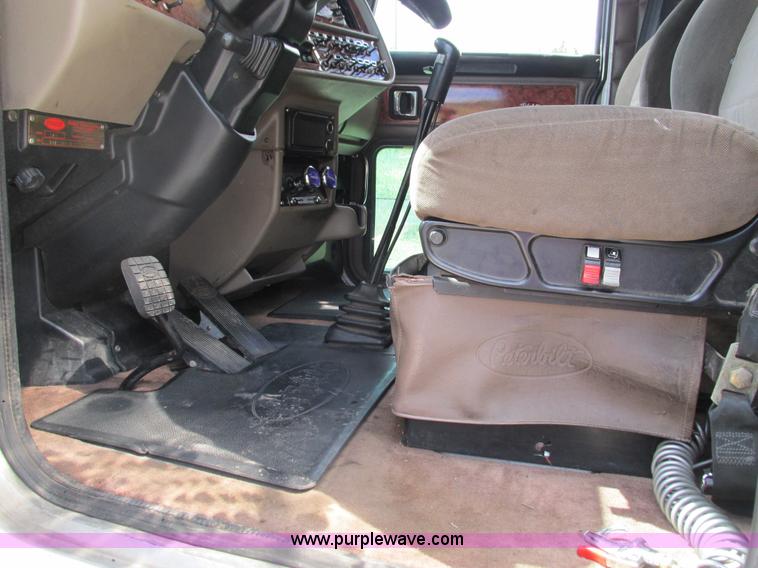 image for item B5880 2005 Peterbilt 379 semi truck