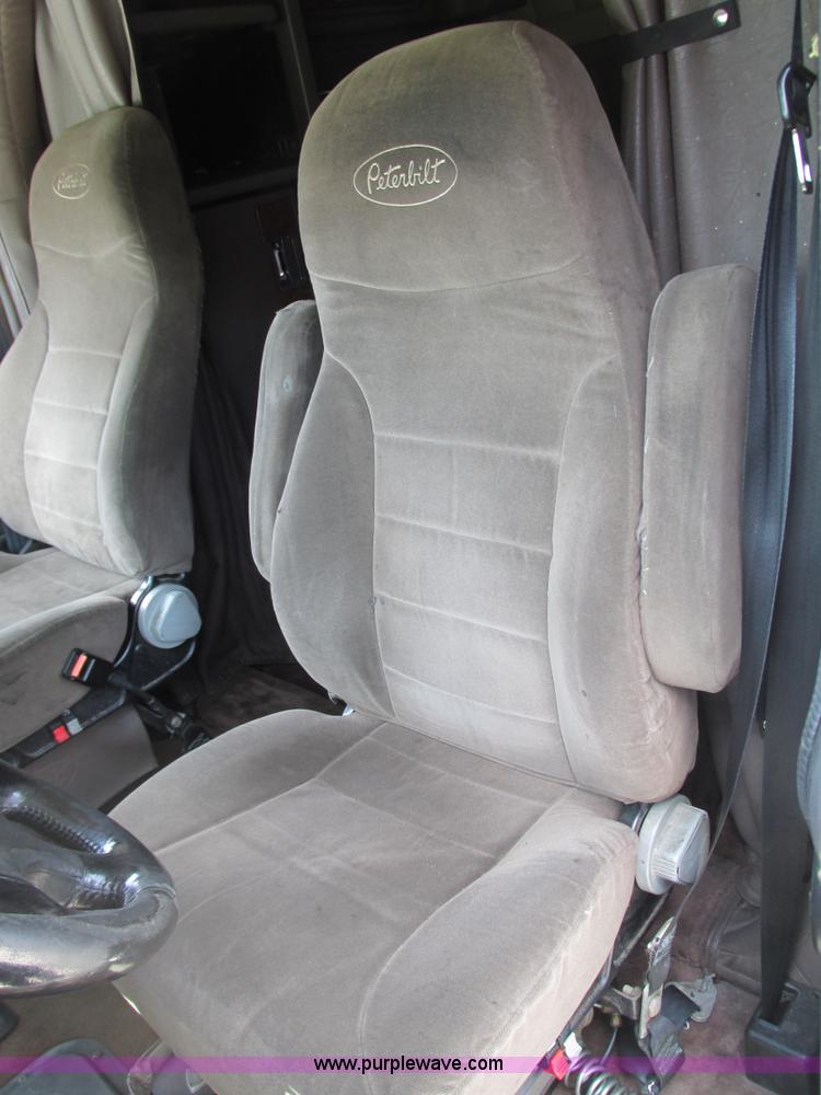 image for item B5880 2005 Peterbilt 379 semi truck