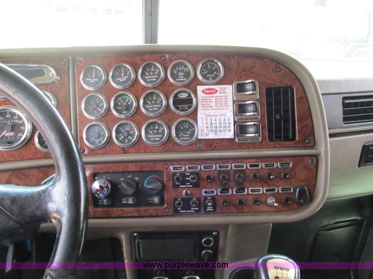 image for item B5880 2005 Peterbilt 379 semi truck