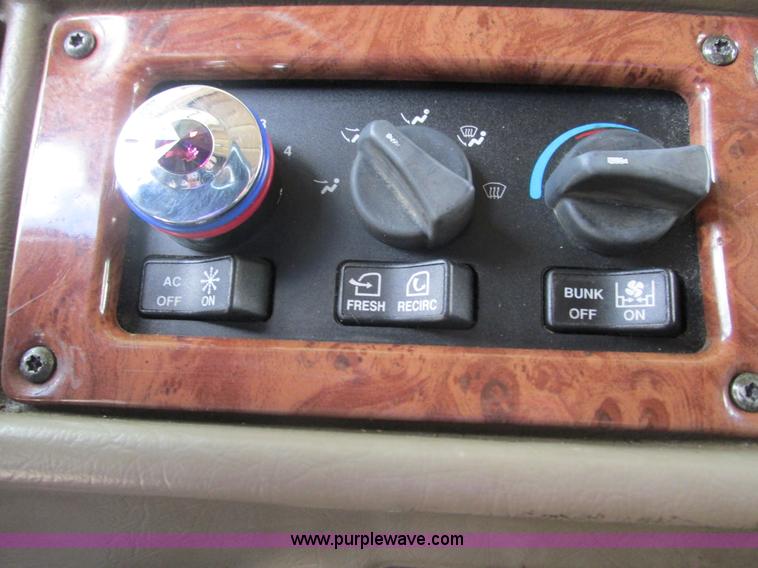 image for item B5880 2005 Peterbilt 379 semi truck