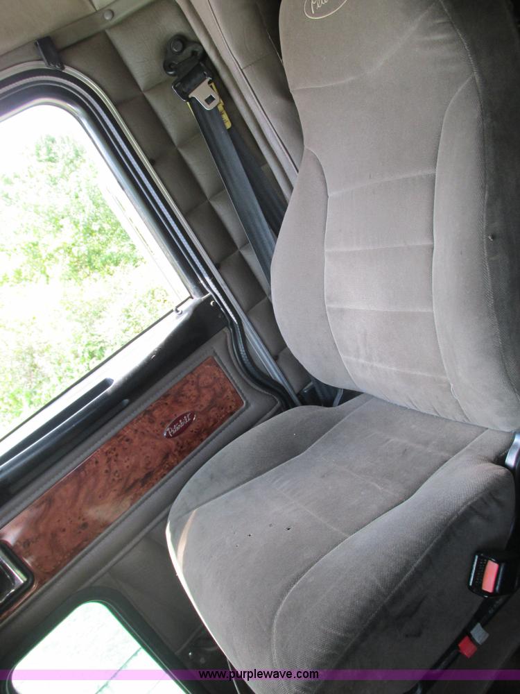 image for item B5880 2005 Peterbilt 379 semi truck