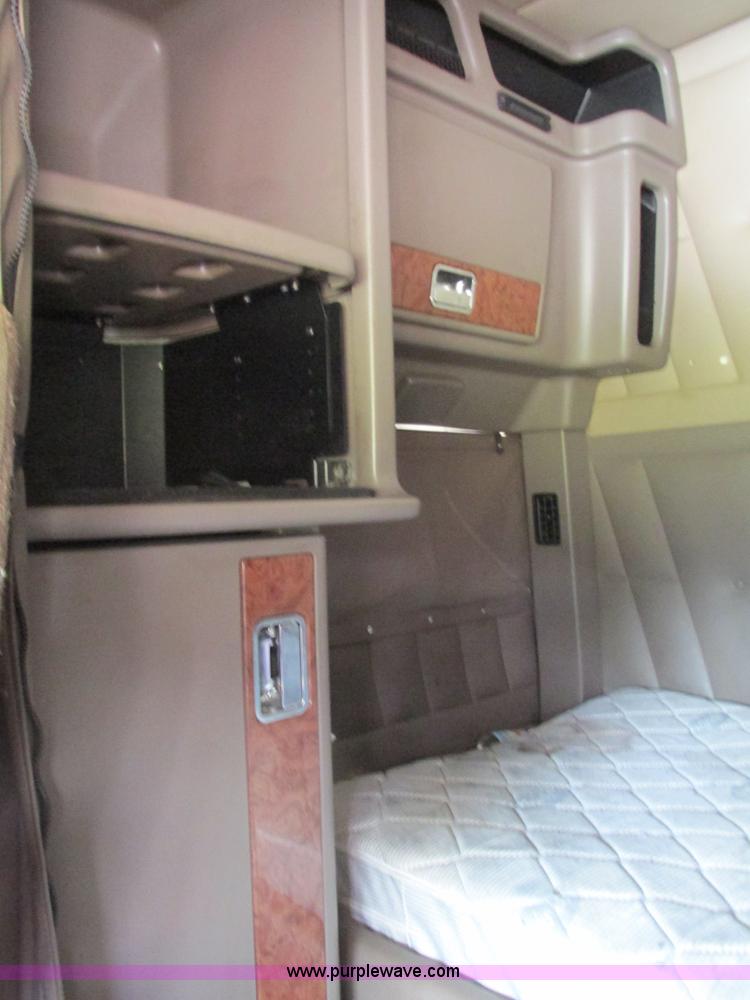 image for item B5880 2005 Peterbilt 379 semi truck