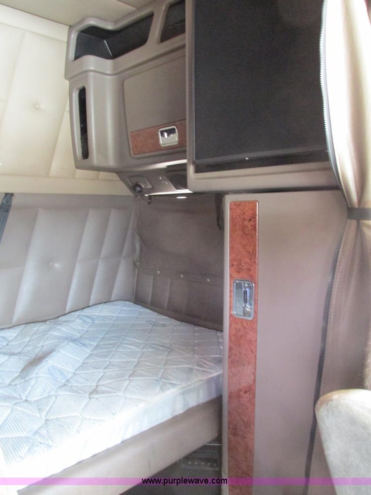 image for item B5880 2005 Peterbilt 379 semi truck