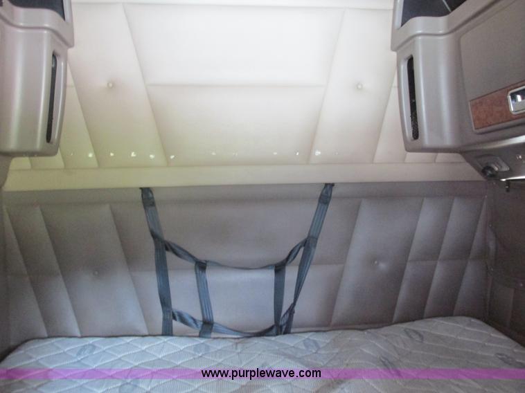 image for item B5880 2005 Peterbilt 379 semi truck