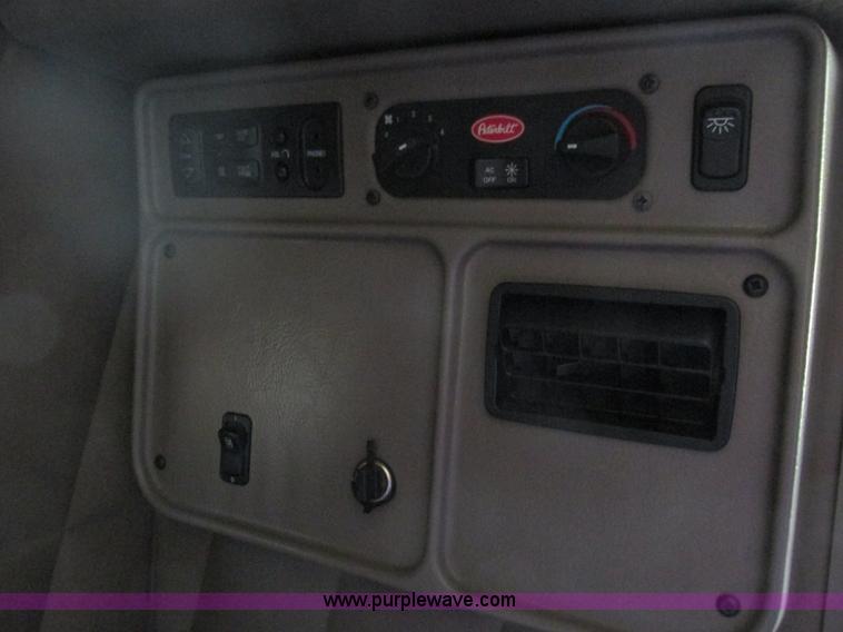 image for item B5880 2005 Peterbilt 379 semi truck