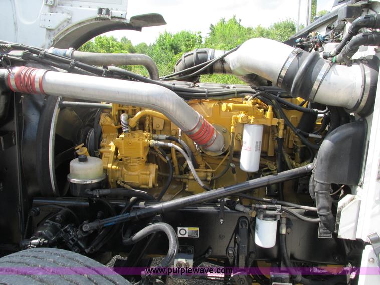 image for item B5880 2005 Peterbilt 379 semi truck