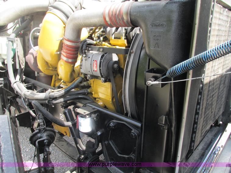 image for item B5880 2005 Peterbilt 379 semi truck