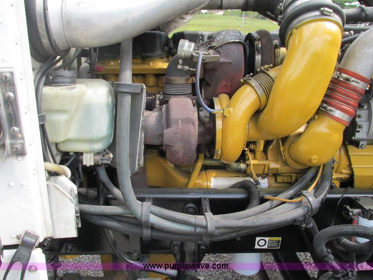 image for item B5880 2005 Peterbilt 379 semi truck