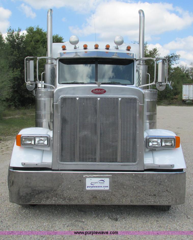 image for item B5880 2005 Peterbilt 379 semi truck