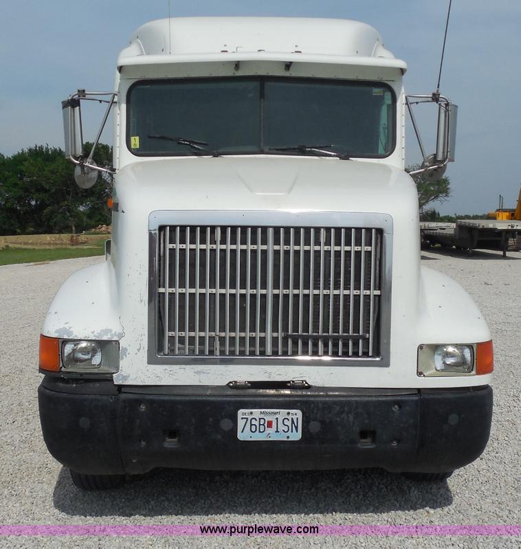 image for item D5973 1995 International 9200 semi truck