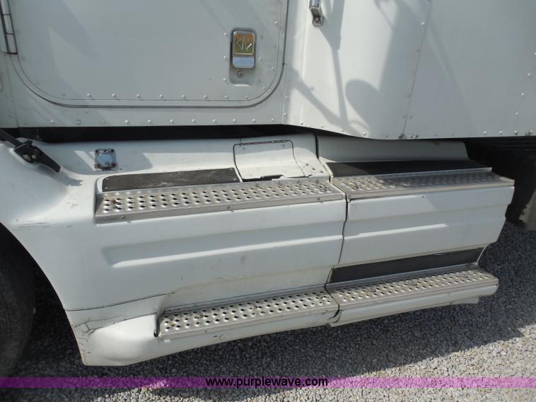 image for item D5973 1995 International 9200 semi truck